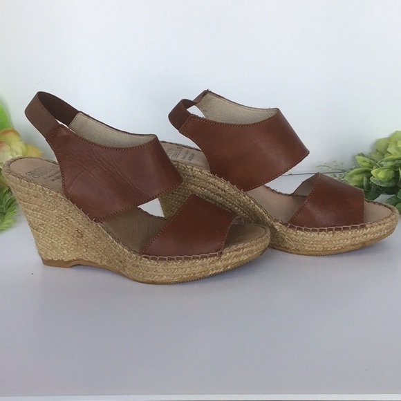 Andre Assoue Reese Leather Wedge Sandal - Picture 2 of 6